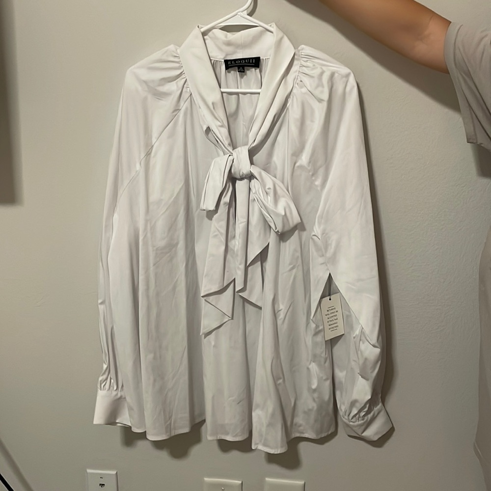 Women’s blouse with neck tie